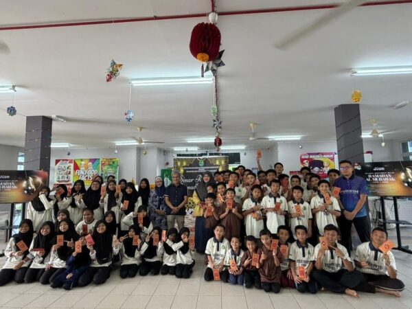 Dr Annuar santuni anak yatim KKJTHB Sibu, hulur duit raya