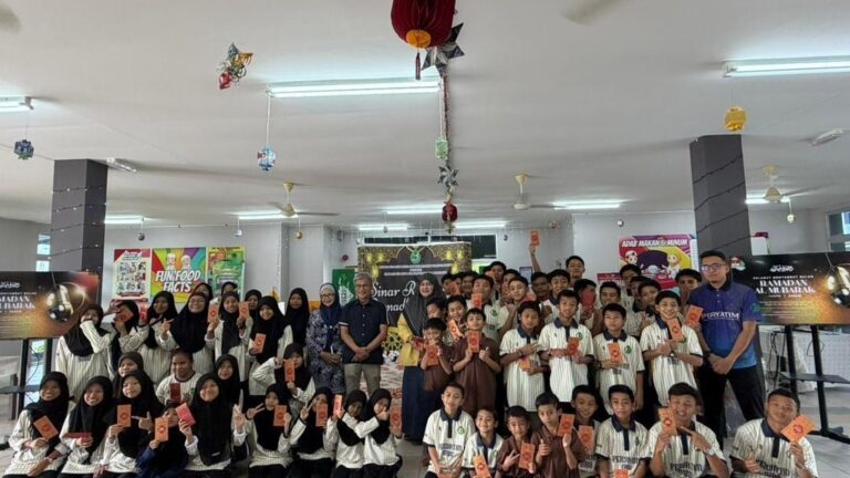 Dr Annuar santuni anak yatim KKJTHB Sibu, hulur duit raya
