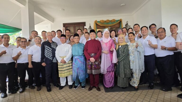 Tun Dr Wan Junaidi berkunjung ke Rumah Terbuka Aidilfitri Wahab Dolah