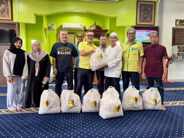 Lapan asnaf perumahan Apollo Sibu terima bakul makanan