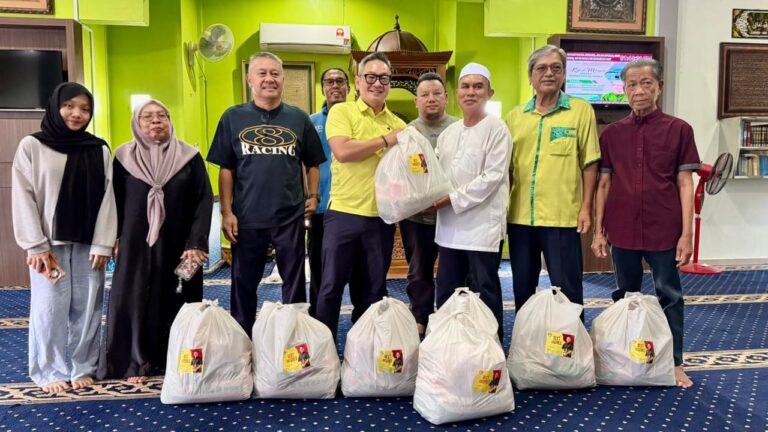 Lapan asnaf perumahan Apollo Sibu terima bakul makanan