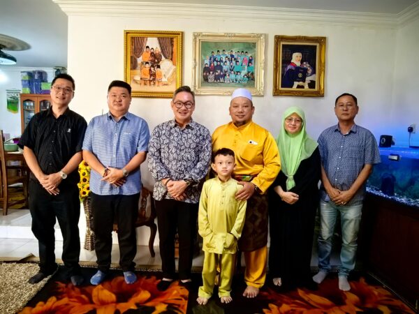 Michael Tiang Santuni Pemimpin Komuniti dalam Ziarah Raya di Pelawan