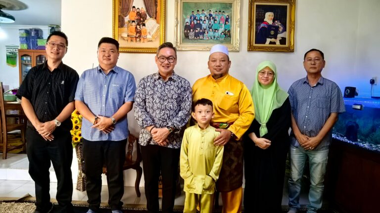 Michael Tiang Santuni Pemimpin Komuniti dalam Ziarah Raya di Pelawan