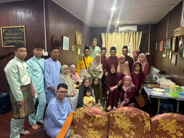 Rumah Terbuka Aidilfitri Safiee di Kampung Penasu