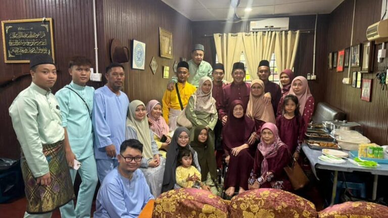 Rumah Terbuka Aidilfitri Safiee di Kampung Penasu