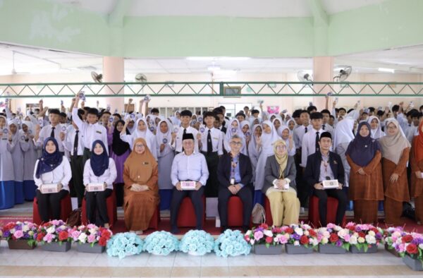 LAKMNS hulurkan sumbangan duit raya pada murid kurang mampu