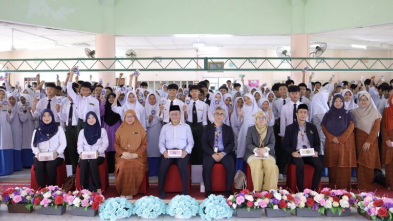 LAKMNS hulurkan sumbangan duit raya pada murid kurang mampu