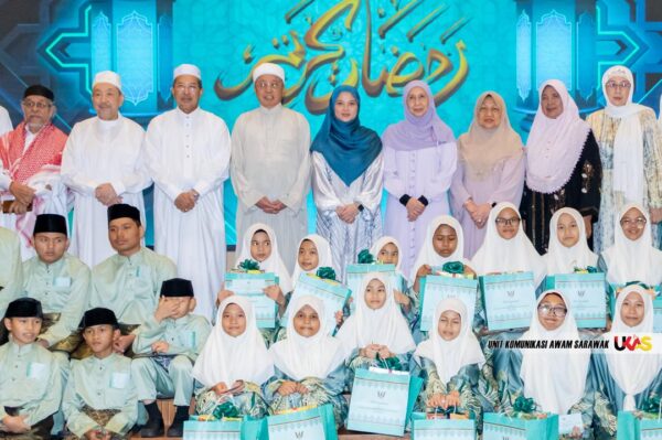 Premier Sarawak sertai majlis iftar bersama PERYATIM Kuching