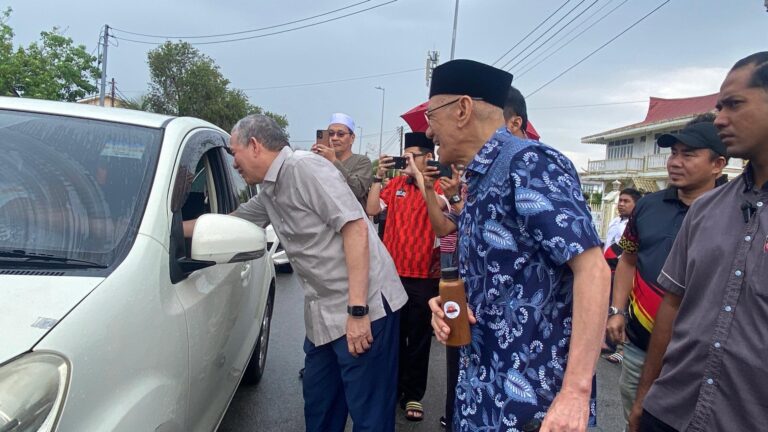 Belia, Pemuda Prihatin Petra Jaya agihkan lebih 800 bekas bubur, air botol kopi Hainan, bakul makanan