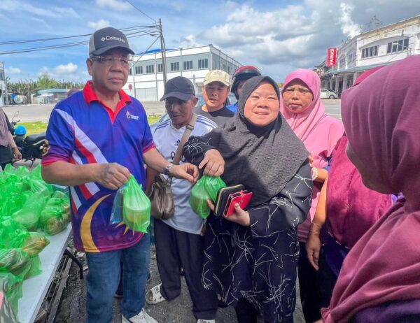Ahmad Johnie agih juadah berbuka puasa sekitar Daro