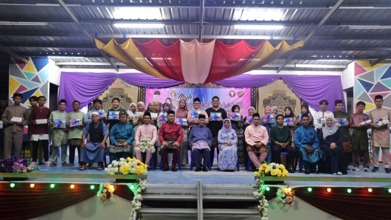 Pelajar cemerlang SMK Kabong terima insentif