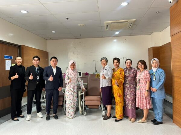 Pusat Penyelidikan Klinikal HUS terima 10 unit kerusi khas
