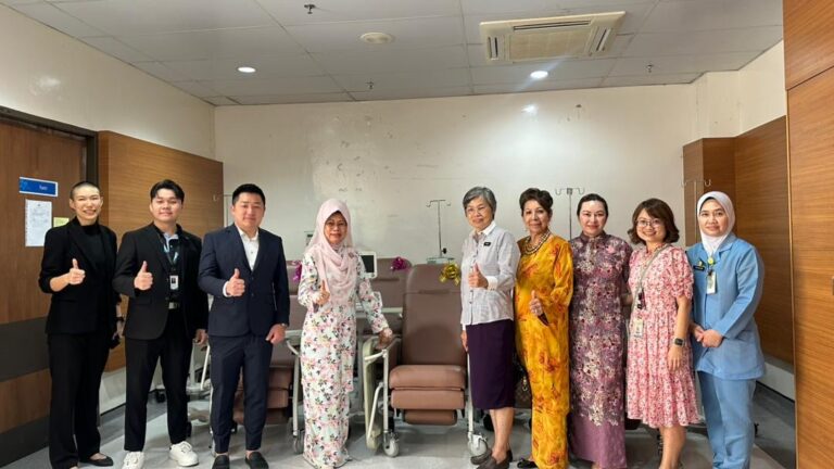 Pusat Penyelidikan Klinikal HUS terima 10 unit kerusi khas