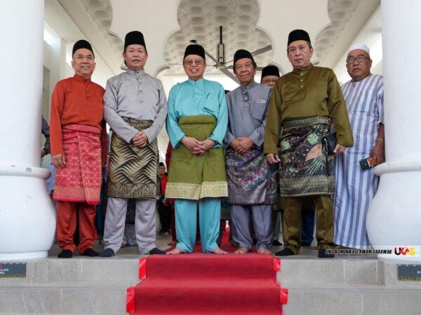 Premier Sarawak tunai solat Jumaat di Masjid At-Taqwa Miri