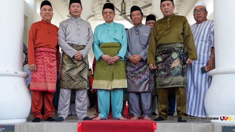 Premier Sarawak tunai solat Jumaat di Masjid At-Taqwa Miri