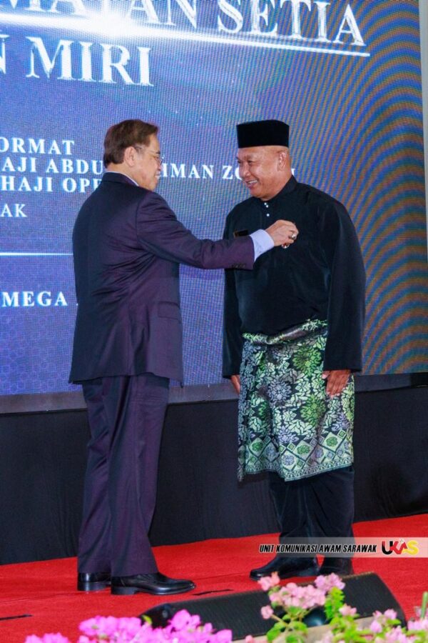 180 penjawat awam Miri terima Pingat Perkhidmatan Setia