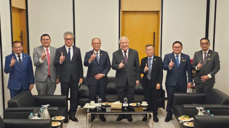 Sarawak, Pahang bincang perluaskan kerjasama