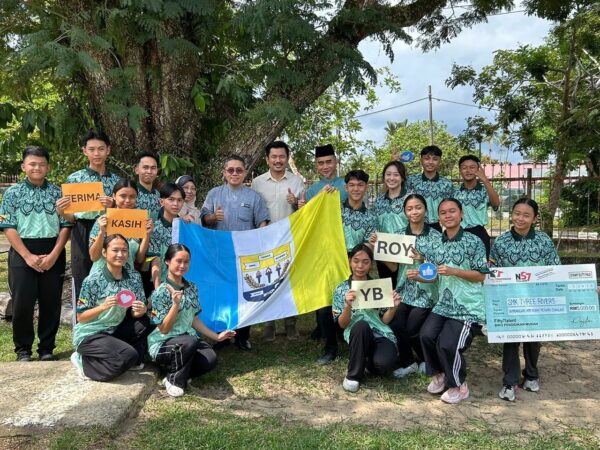 Tanda sokongan, ADUN Tellian hulurkan sumbangan pada Kelab Kebudayaan SMK Three Rivers