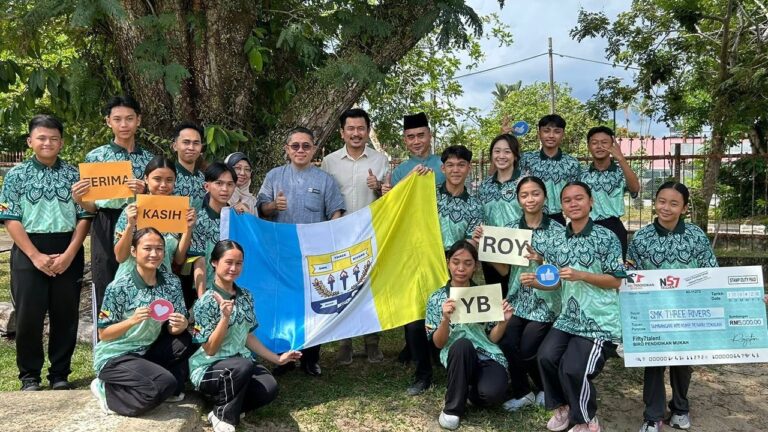 Tanda sokongan, ADUN Tellian hulurkan sumbangan pada Kelab Kebudayaan SMK Three Rivers