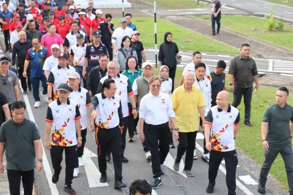 Premier Sarawak berjalan santai bersama warga Miri