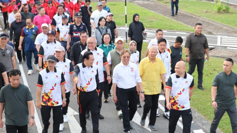 Premier Sarawak berjalan santai bersama warga Miri