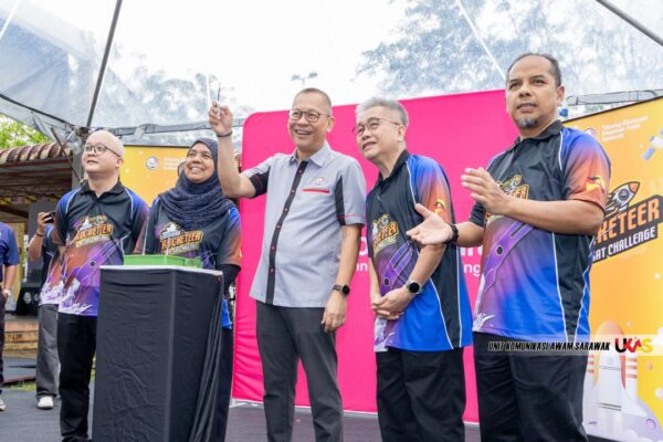 Pelajar sekolah sertai pertandingan aplikasi guna roket