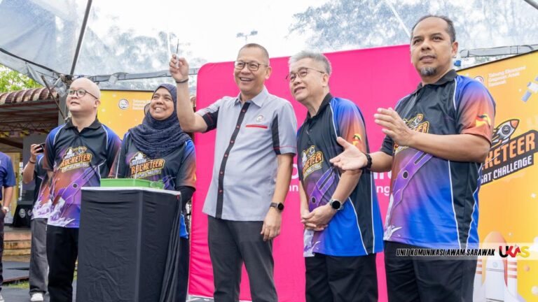 Pelajar sekolah sertai pertandingan aplikasi guna roket