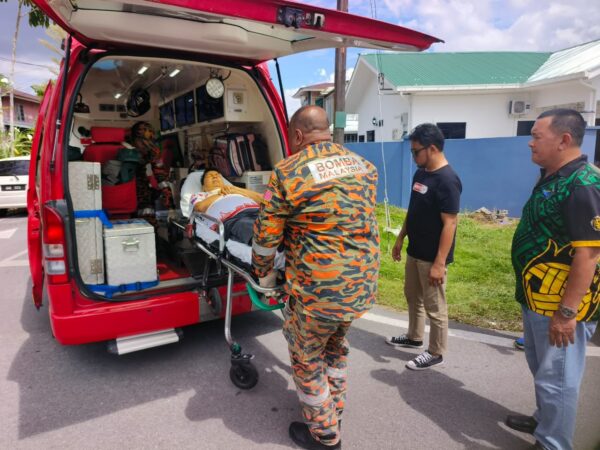 Rakan media alami komplikasi penyakit, Bomba Petra Jaya bantu hantar jurugambar ke hospital