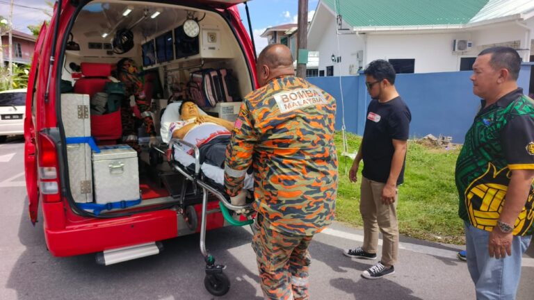 Rakan media alami komplikasi penyakit, Bomba Petra Jaya bantu hantar jurugambar ke hospital