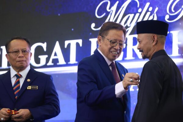 Abang Johari sampaikan Pingat Perkhidmatan Setia