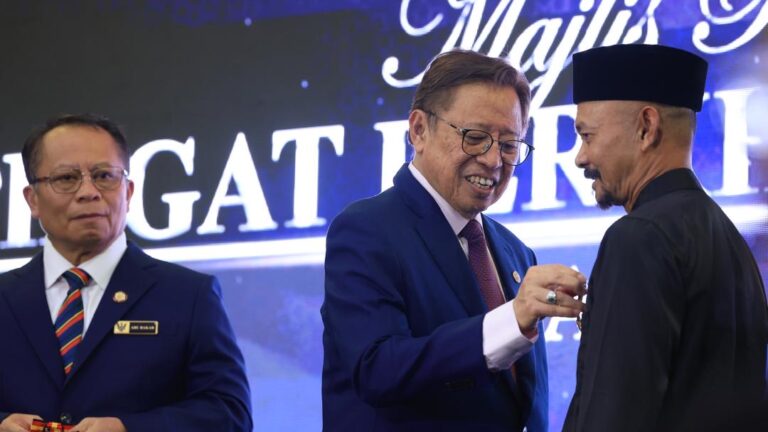 Abang Johari sampaikan Pingat Perkhidmatan Setia