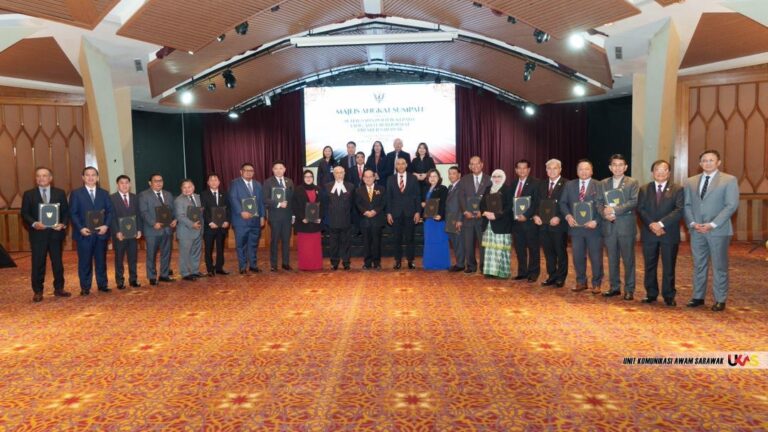 19 Setiausaha Politik Kepada Premier Sarawak angkat sumpah pelantikan semula