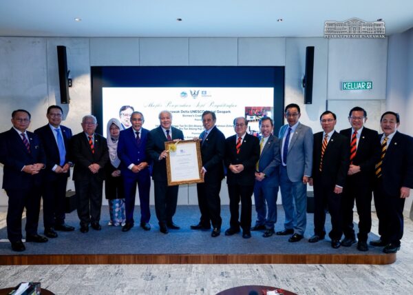 Premier Sarawak terima sijil pengiktirafan Sarawak Delta UNESCO Global Geopark