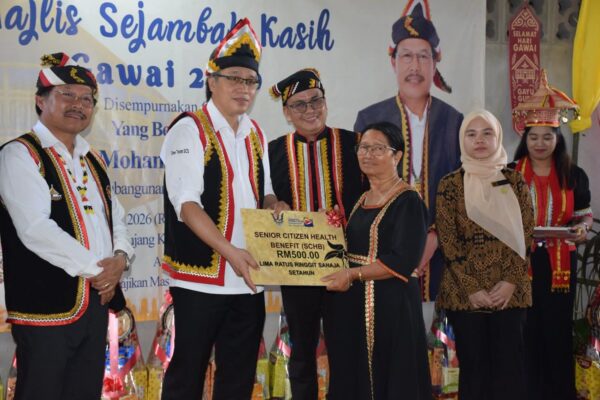 2,126 penerima bantuan kebajikan Serian terima sumbangan Hari Gawai