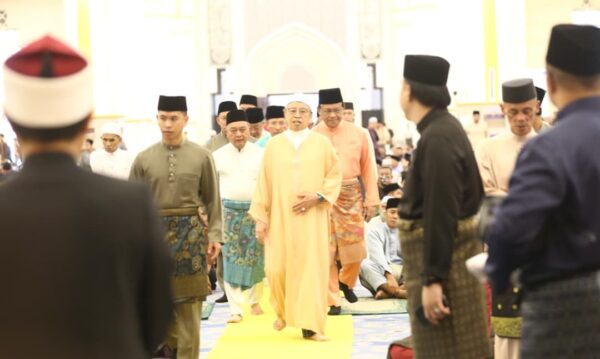 Premier Sarawak sertai solat Aidiladha, agih daging korban