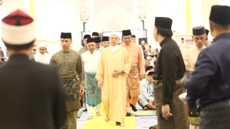 Premier Sarawak sertai solat Aidiladha, agih daging korban