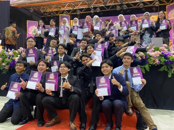 Usaha, doa iringi kejayaan pelajar cemerlang SPM 2025, bukti ketabahan tanpa batas