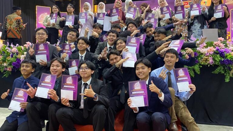 Usaha, doa iringi kejayaan pelajar cemerlang SPM 2025, bukti ketabahan tanpa batas