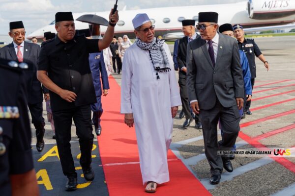 TYT serta isteri selamat tiba di tanah air selepas menunaikan ibadah haji