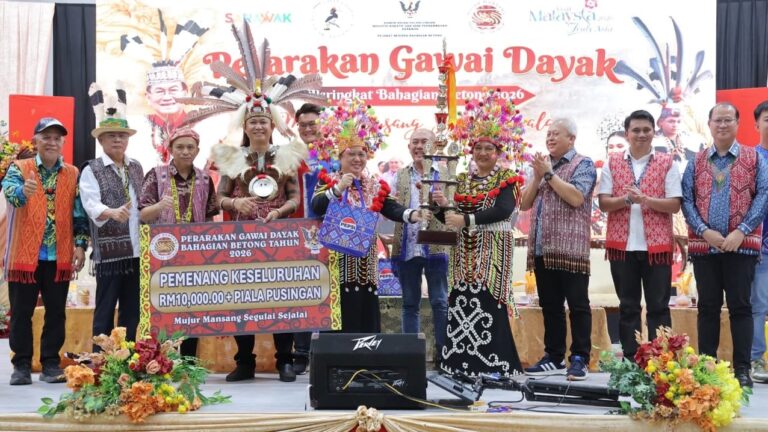 SMK Saribas juarai perarakan Gawai Dayak Bahagian Betong