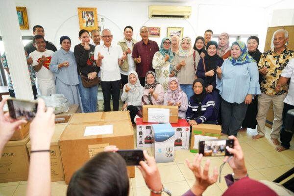 Usahawan kecil DUN Satok terima bantuan mesin, peralatan