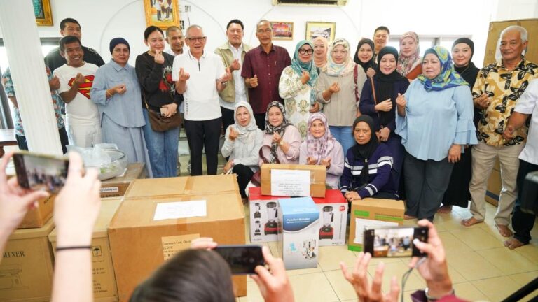 Usahawan kecil DUN Satok terima bantuan mesin, peralatan