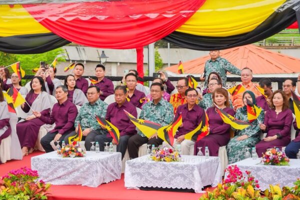Upacara naik Bendera Ibu Pertiwi berukuran 25 meter panjang penuh istiadat