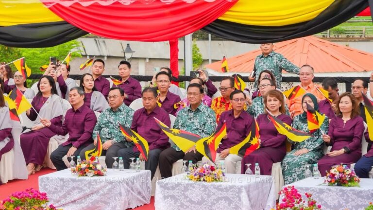 Upacara naik Bendera Ibu Pertiwi berukuran 25 meter panjang penuh istiadat