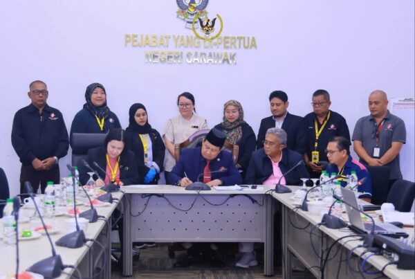 Penyerahan sementara bahan warisan Kerajaan Lingga-Banting milik TYT bagi pembuatan replika