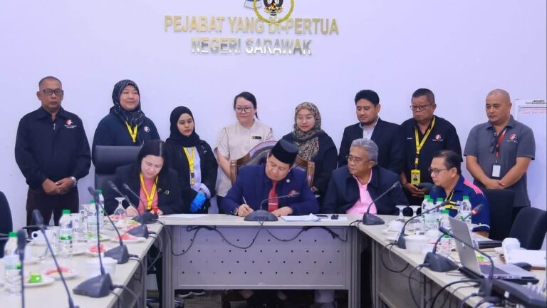 Penyerahan sementara bahan warisan Kerajaan Lingga-Banting milik TYT bagi pembuatan replika
