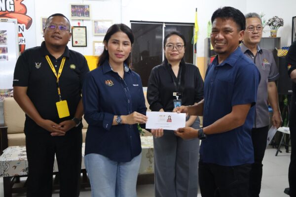 Empat projek diserah, 37 PIBG terima cek di Parlimen Sadong Jaya