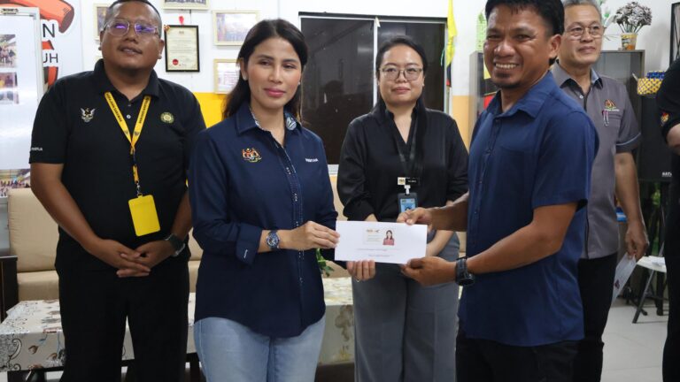 Empat projek diserah, 37 PIBG terima cek di Parlimen Sadong Jaya