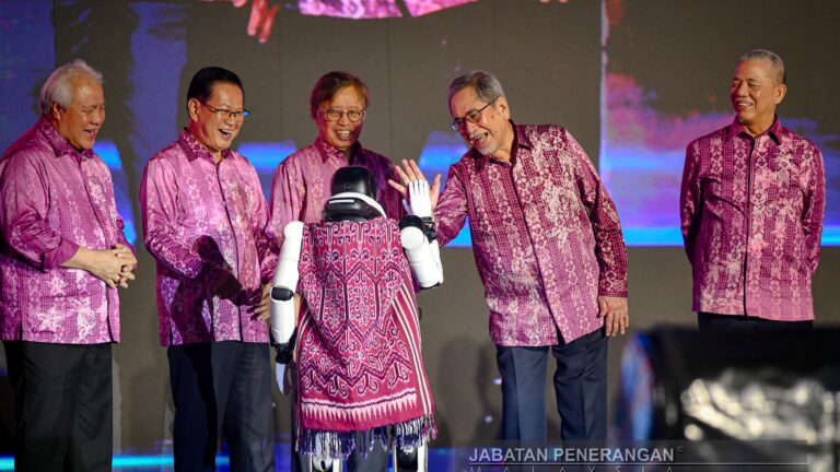 Premier Sarawak umum kejayaan PETROS hasilkan minyak pertama, AirBorneo adakan penerbangan antarabangsa sulung dari Kuching ke Singapura