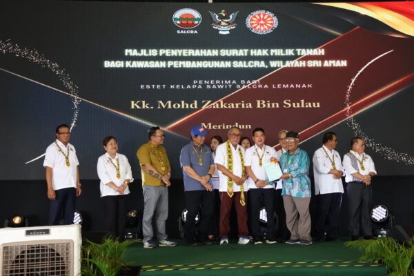 13 rumah panjang terima surat hak milik tanah